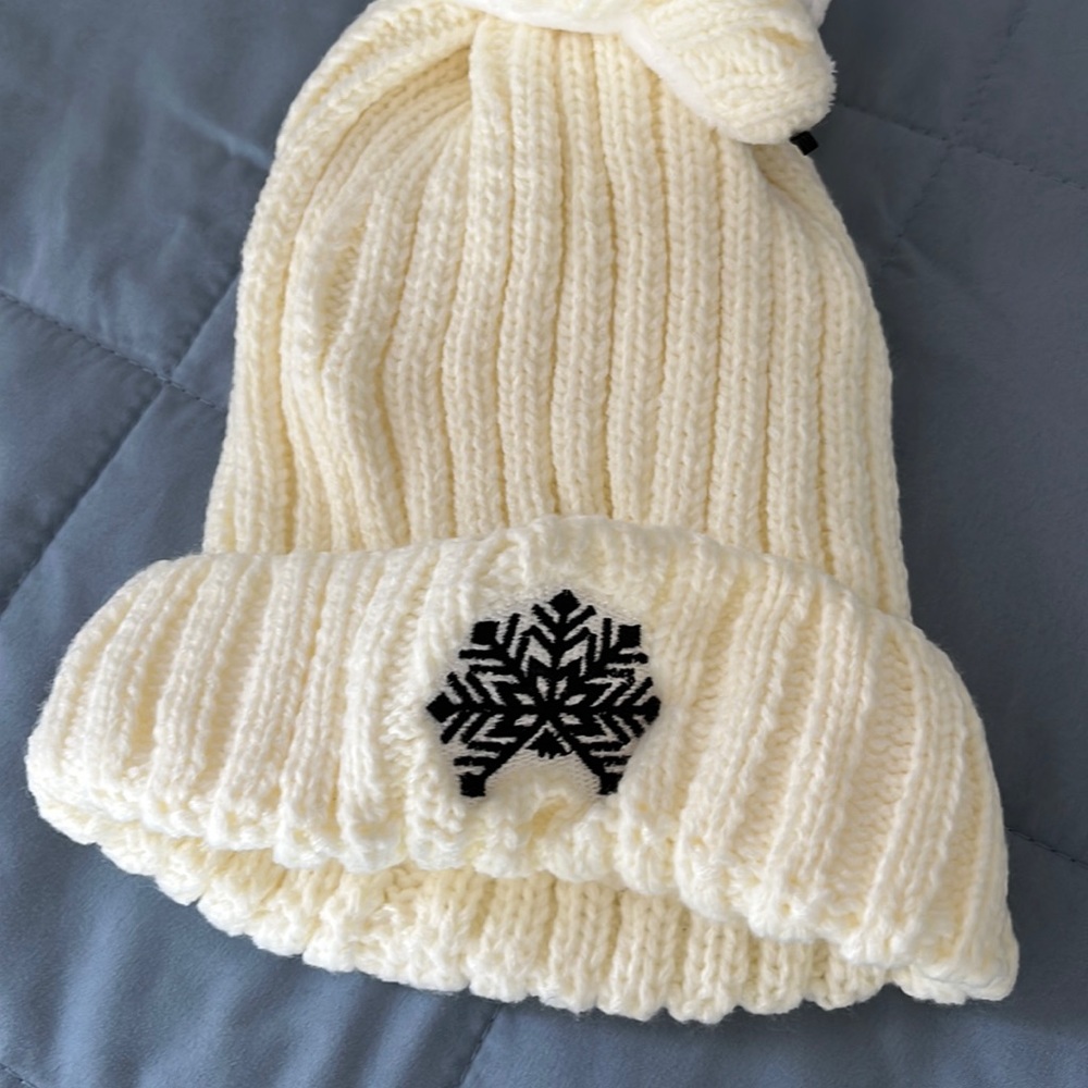 Pompom beanie with accessory